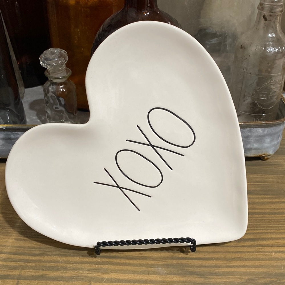 NWOT Rae Dunn XOXO heart plate